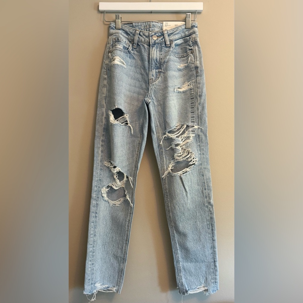 NWT American Eagle Women’s Light Super Bleach Distressed Mom Jeans - 000 Short